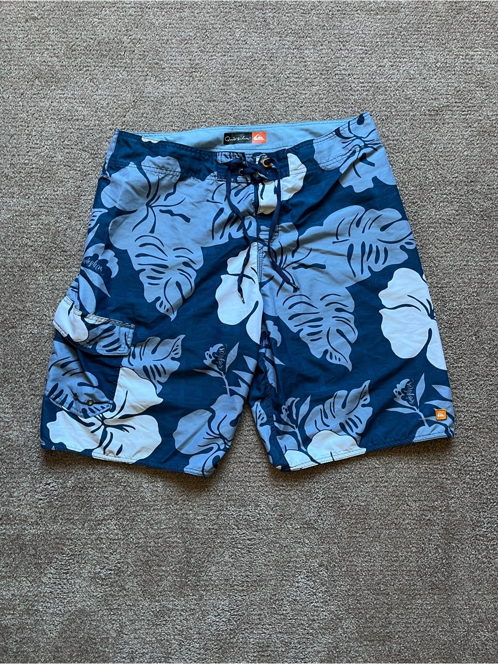 VTG 00’s / Y2K Quiksilver Blue Hawaiian Floral Print Board Shorts